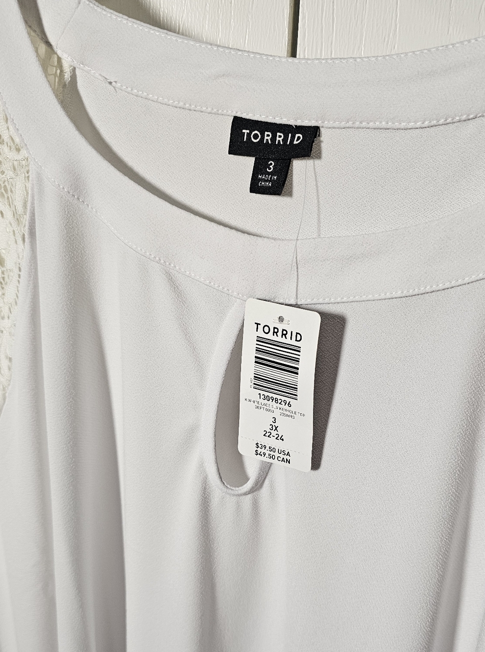 TORRID Size 3 NWT White Lace Sleeve Keyhole Top - Picture 3 of 9